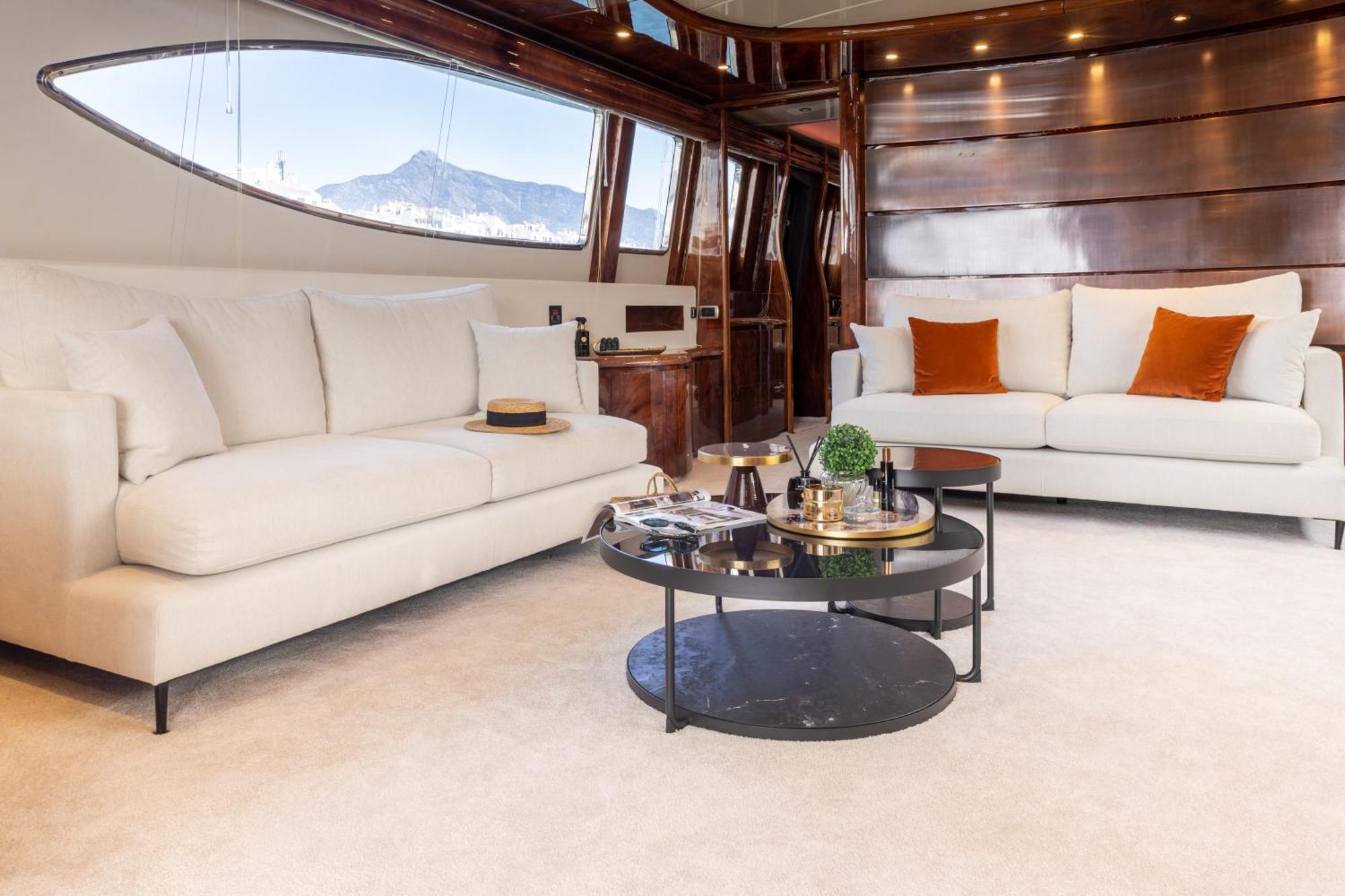 Hotel en barco Super Yacht Located In Puerto Banus *