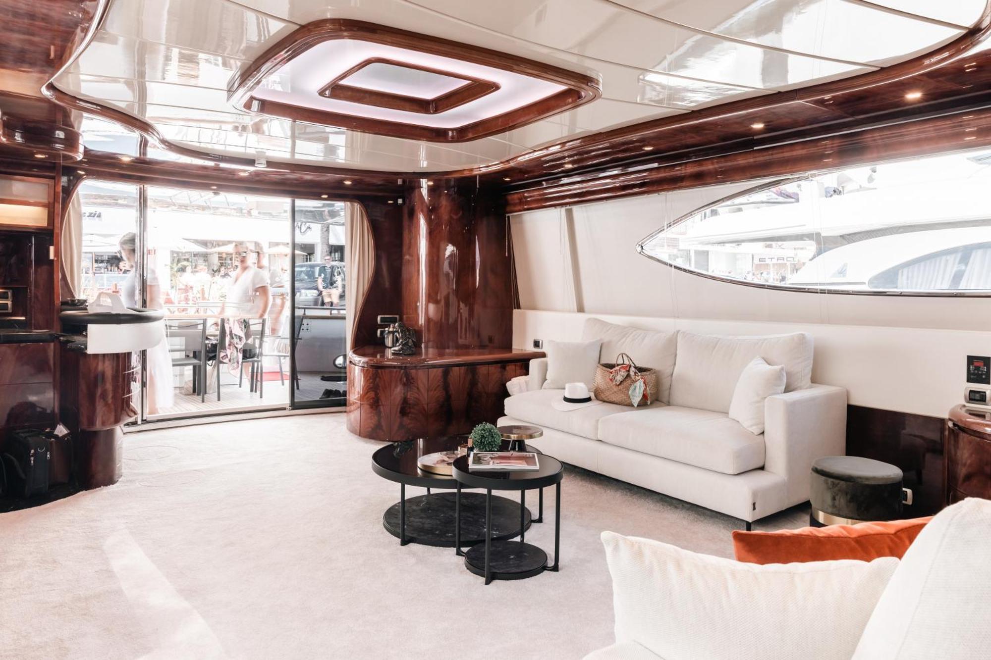 Hotel en barco Super Yacht Located In Puerto Banus