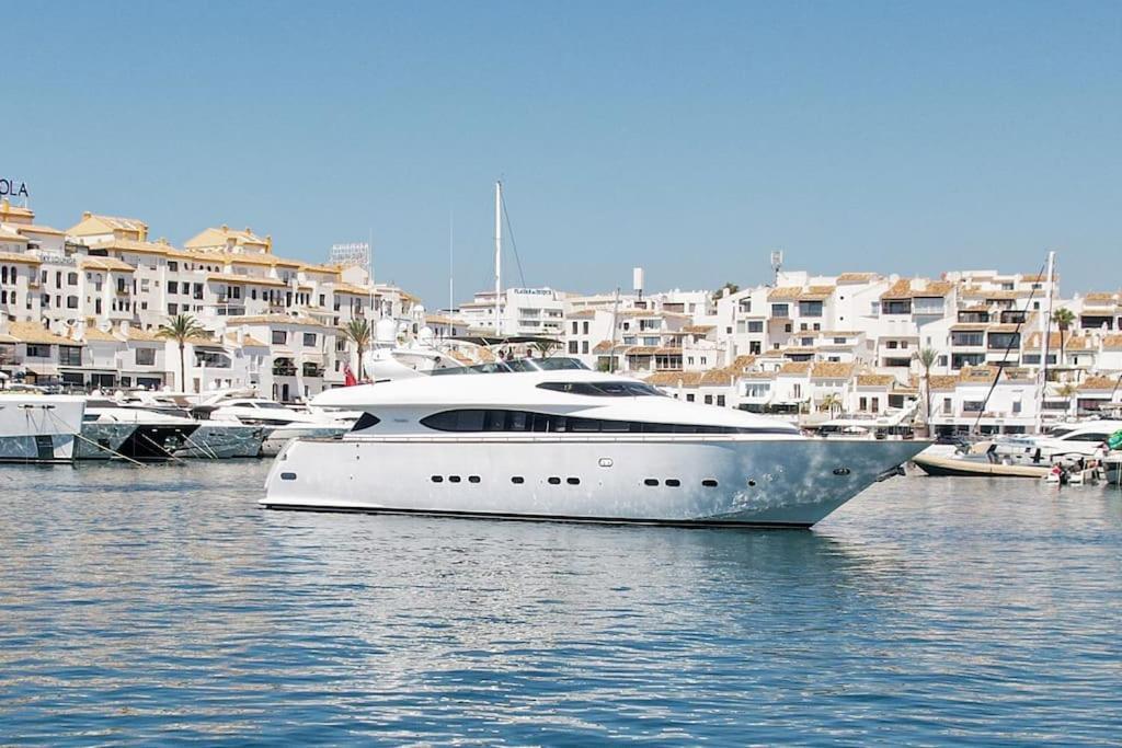 Hotel en barco Super Yacht Located In Puerto Banus