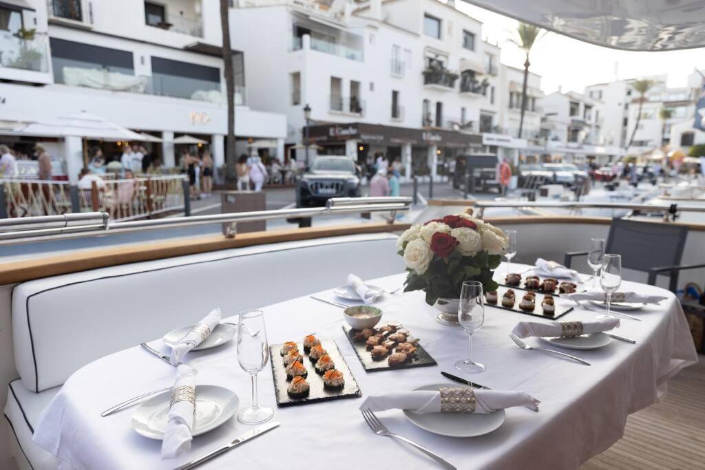 Super Yacht Located In Puerto Banus Hotel en barco