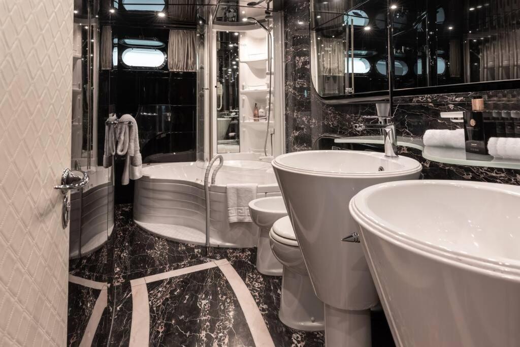 Hotel en barco Super Yacht Located In Puerto Banus *