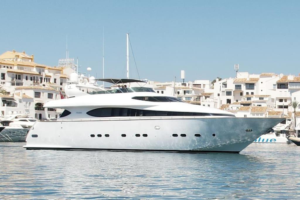 Super Yacht Located In Puerto Banus Hotel en barco Marbella