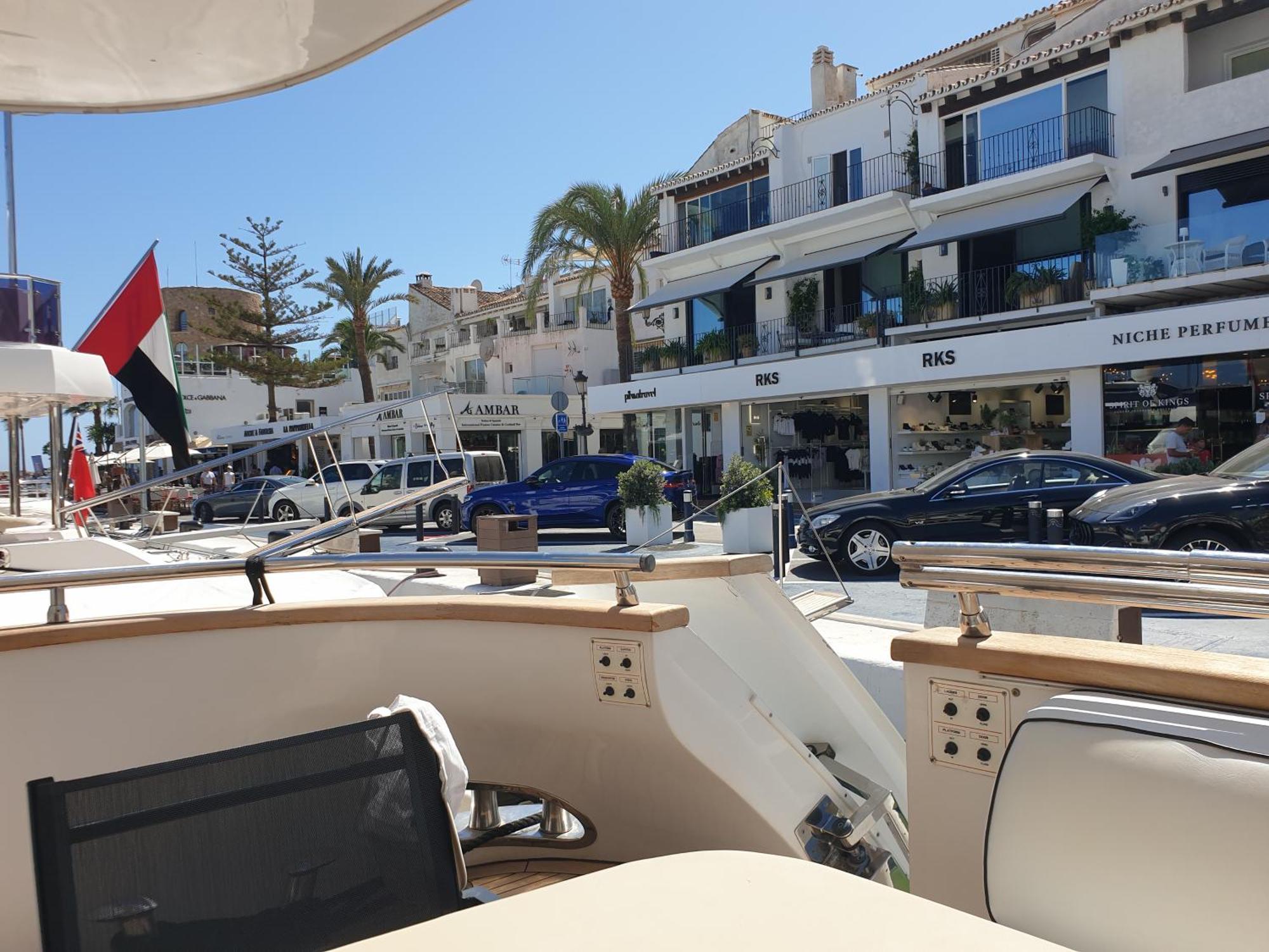 Hotel en barco Super Yacht Located In Puerto Banus *